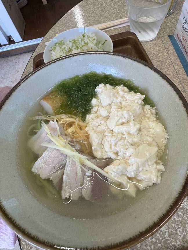 ゆし豆腐とアーサをのせたそば