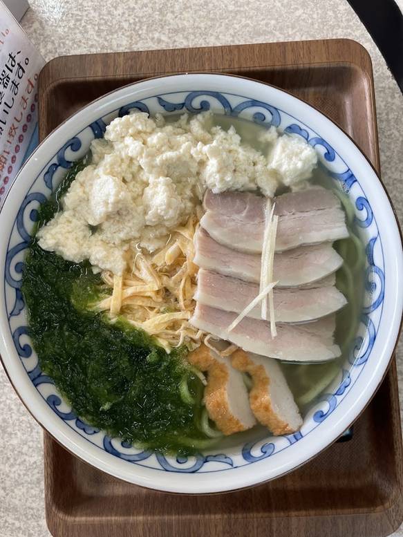 ゆし豆腐、アーサ、三枚肉、錦糸卵をのせたそば
