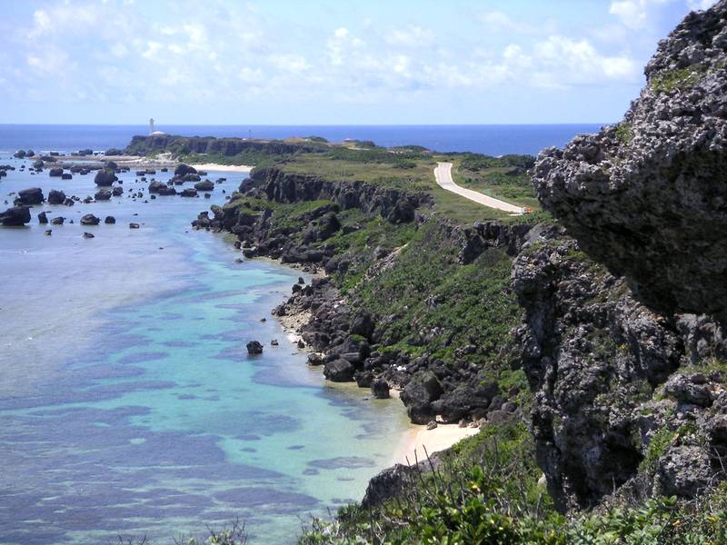 宮古島の東平安名崎、岩の崖とサンゴ礁の海
